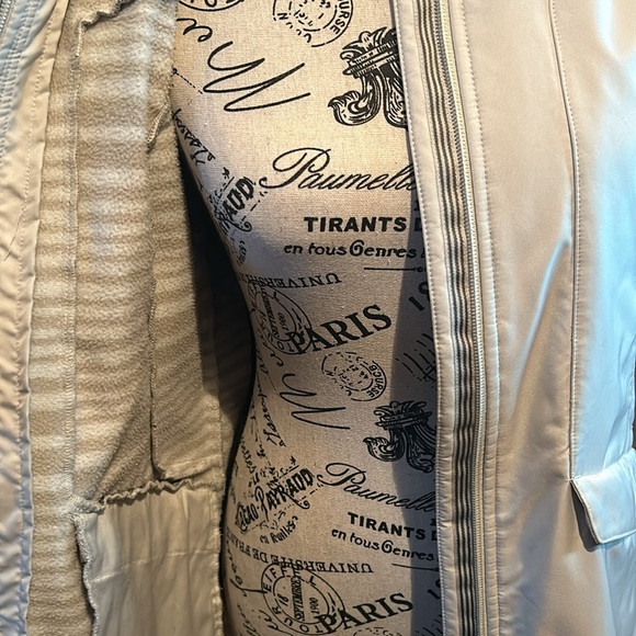 Elegant Cream Women's Jacket - Picture 16 of 16